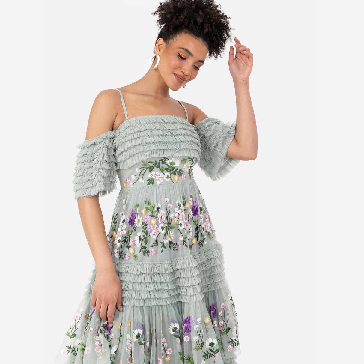 Maya Deluxe Vestido Largo para Mujer, Hombros Descubiertos, Tirantes Delgados, Bordado Floral, Volantes, Tul, Invitada de Boda, Lirio Verde, 38