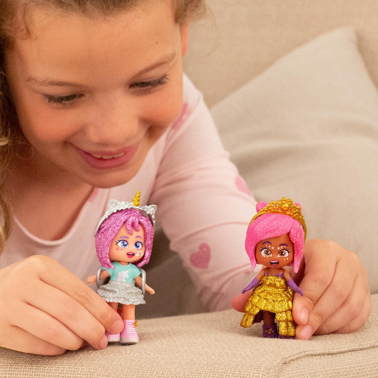 KOOKYLOOS Serie Glitter Glam – Colección completa de 12 KookyLoos. Muñeca sorpresa coleccionable con accesorios de moda, ropa, zapatos y juguetes con 3 expresiones divertidas. 12 muñecas incluídas