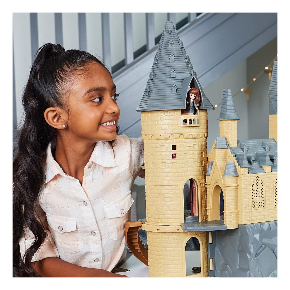 Wizarding World, Magical Minis Deluxe Hogwarts Castle exclusivo de Amazon con 3 escenarios de clase, 22 accesorios, 3 figuras, luces y sonidos