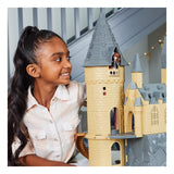 Wizarding World, Magical Minis Deluxe Hogwarts Castle exclusivo de Amazon con 3 escenarios de clase, 22 accesorios, 3 figuras, luces y sonidos