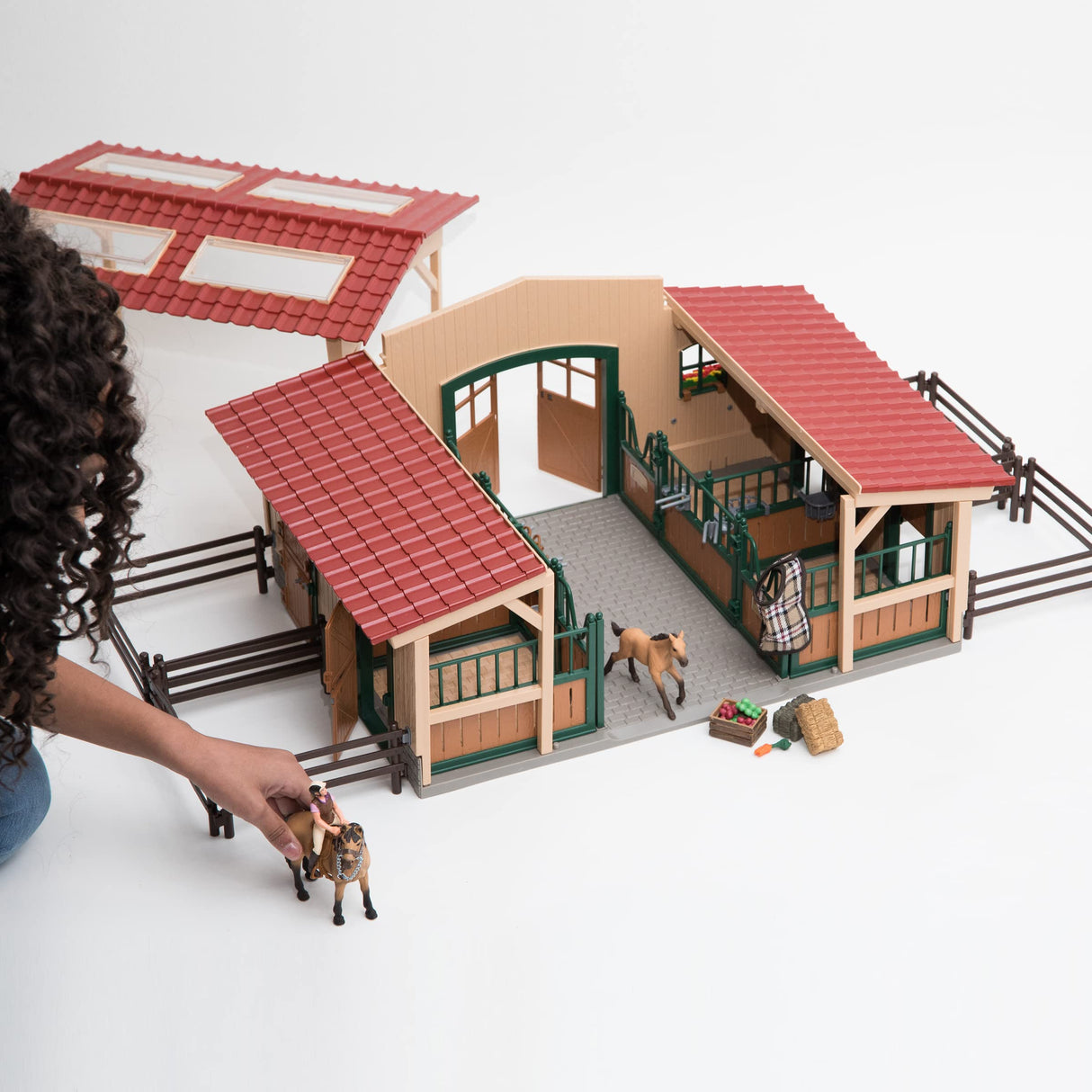 Schleich 42195 Caballeriza con Caballos y Accesorios, a Partir de 3 años, Farm World - playset, 96 Piezas