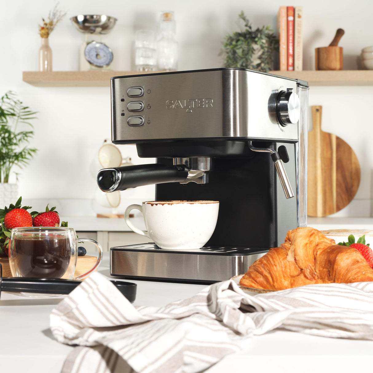 Salter - Máquina de café expreso manual con espumador de leche, compatible con café molido, bomba de presión italiana de 15 barras, tanque de agua desmontable de 1,6 l, incluye cuchara medidora,