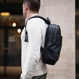Moleskine - Mochila Colección Classic Pro en Cuero, Mochila Profesional para Oficina, Mochila Porta Pc para Laptop, iPad, Notebook hasta 15'', Dimensiones 43 x 33 x 14 cm, Color Negro