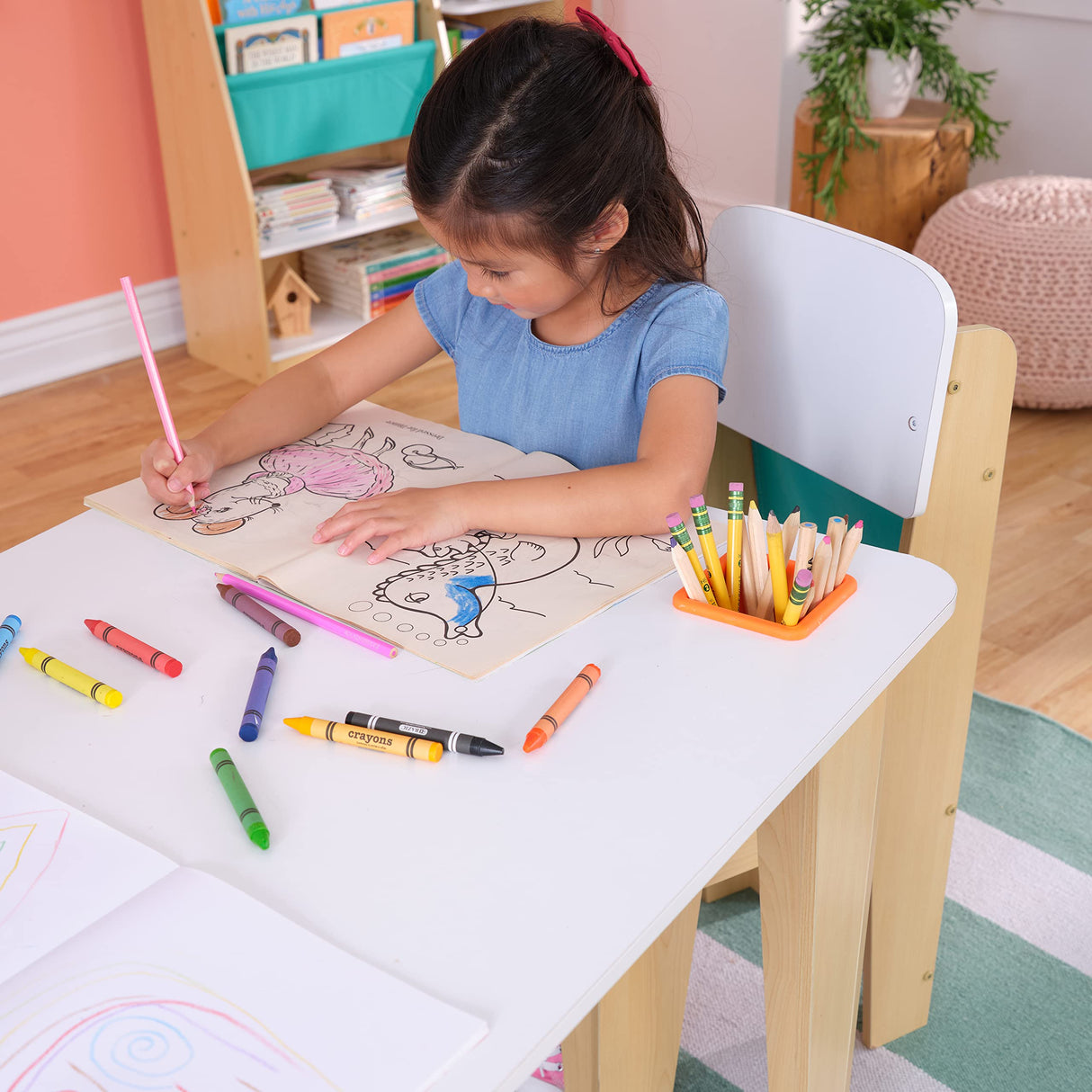KidKraft Pocket Storage Juego Infantil de Mesa y 2 sillas de Madera con Compartimentos de Almacenamiento, Muebles para Salas de Juego y Dormitorio de niños (20353)
