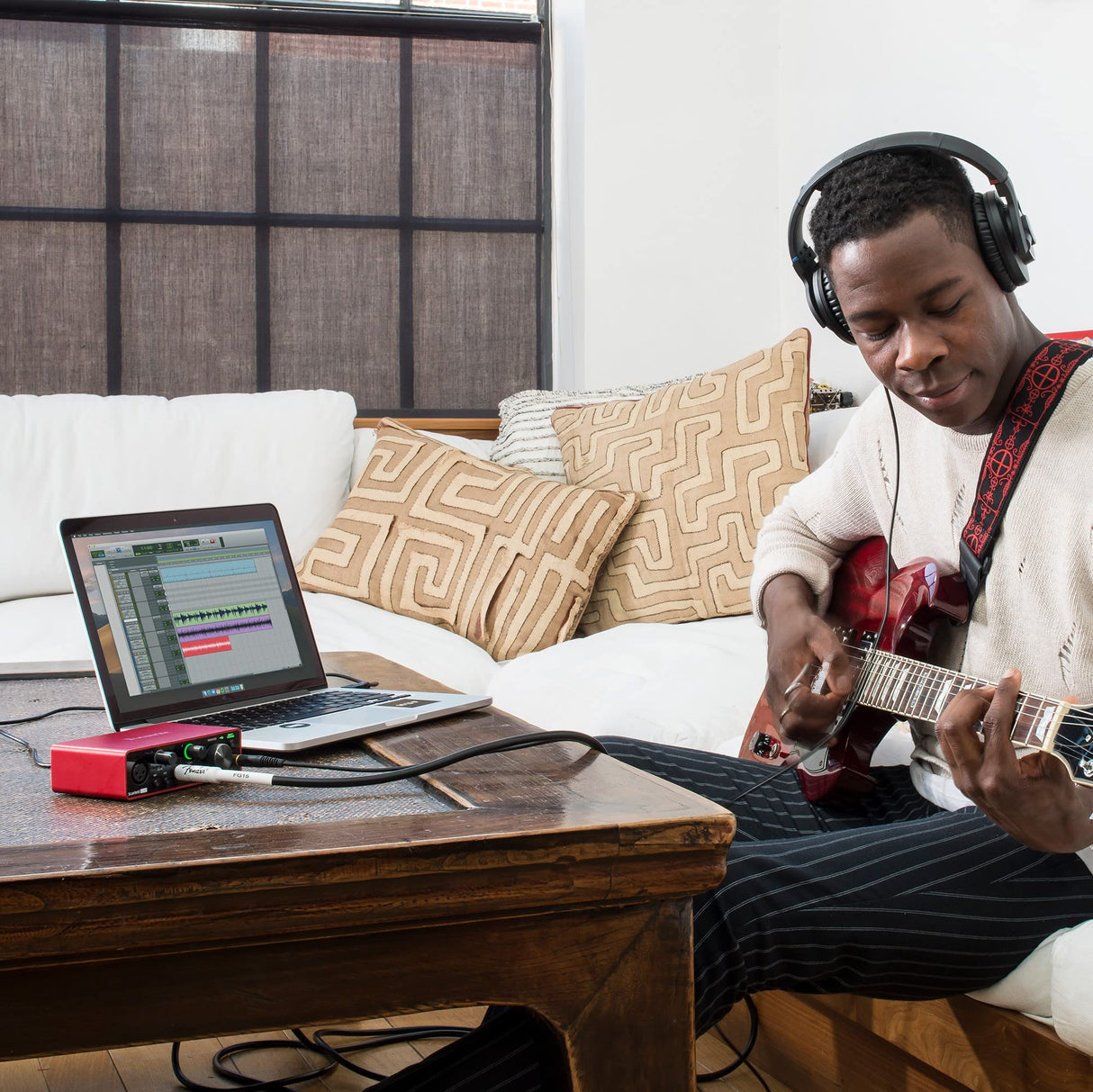 Interfaz de audio USB Scarlett Solo 3.ª gen. de Focusrite para guitarristas, cantantes y productores, con todo el software necesario para grabar y componer y un sonido de estudio