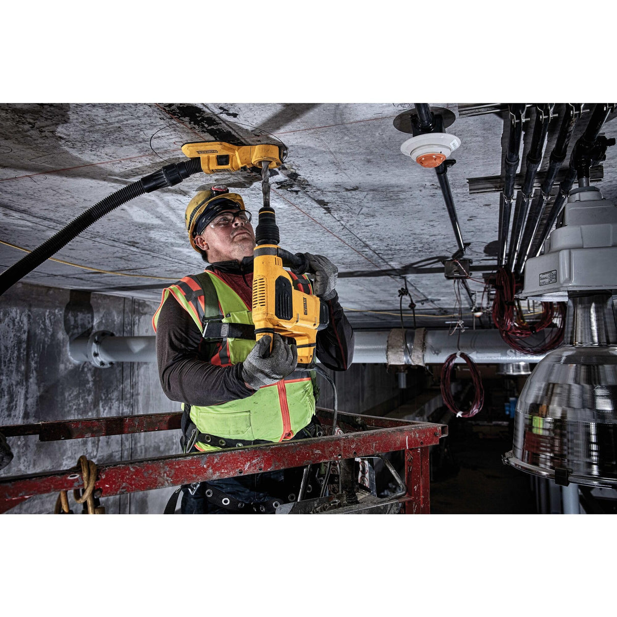 DEWALT D25481K-QS - Martillo combinado SDS-MAX, 5kg, Potencia 1050W, 6,1J, 540 rpm , Tecnología Perform & Protect, Vibración 9,4 m/s² , Perforación 40 mm en Hormigón, Incluye maletín