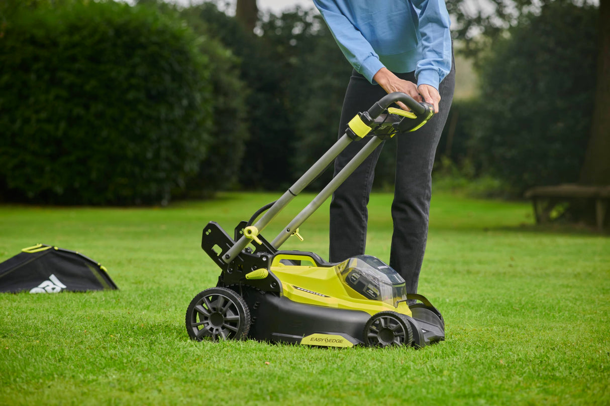 RYOBI Recortadora sin Hilos sin Hilos 18 V One+ RY18LMX40C-0 - Ancho Ø40 cm, Bandeja semirrígida 50 L, Ajuste centralizado, Mango Plegable - Batería no incluida