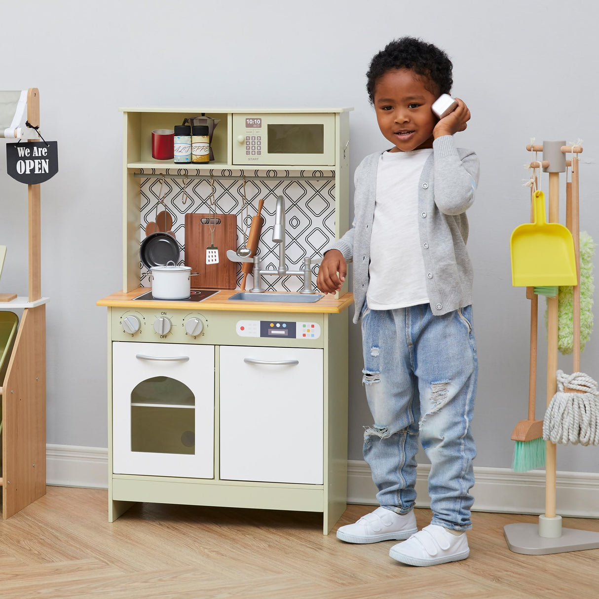 Teamson Kids Little Chef Boston Modern Farmhouse - Juego de Cocina de Madera con Funciones interactivas y 9 Accesorios de Cocina de Juego, Verde Claro/Blanco TD-12679D
