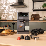 Cecotec Cafetera Cápsulas Express con Tanque de Leche FreeStyle Latte T. 1350W, 20 Bares, Compatible con Café Molido, Dolce Gusto, Nespresso y K-Fee, Depósito 1,6L de Agua y 400ml de Leche
