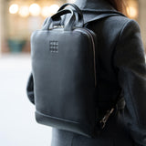 Moleskine Device Bag Colección Classic Leather, Bolsa Porta PC Vertical en Cuero, Mochila Porta PC para Laptop, Notebook, iPad, Computadora hasta 15'', Dimensiones 30 x 8,5 x 40 cm, Color Negro