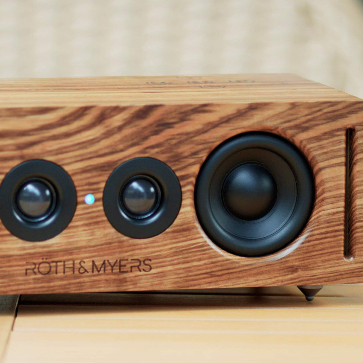 RÖTH & MYERS Bosk Speaker HiFi - Altavoz WiFi/Bluetooth. Altavoz de estantería. Diseño Único en Madera de Zebrano 100% Natural, Multiroom y Multichannel. Spotify, Airplay, DLNA, Óptica, 70W,