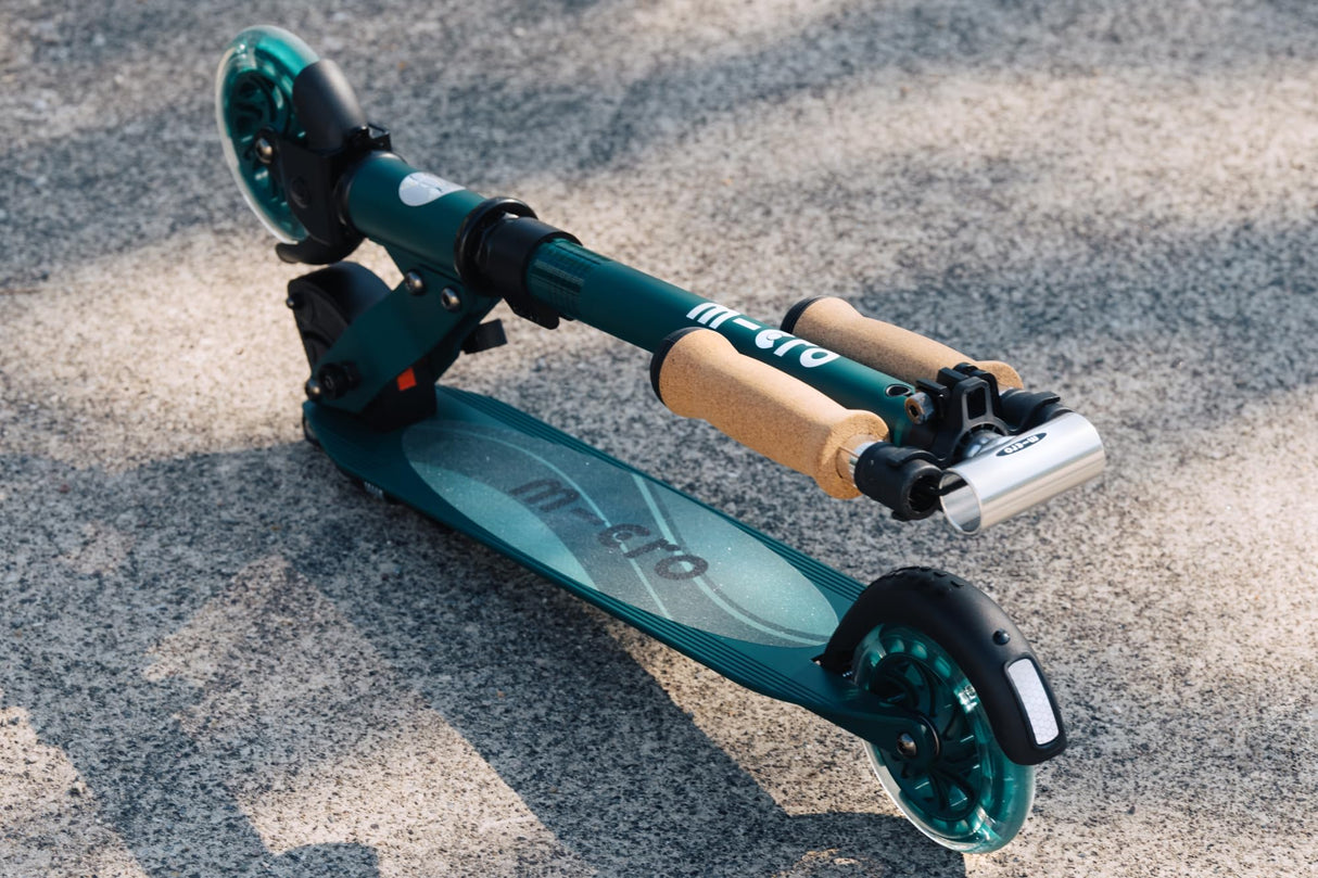 Micro® | Micro Sprite LED Scooter 2 Ruedas Niños | Patinete y Puños Plegables | Ruedas con iluminación LED | Ligero y Regulable en Altura | +5 Años | Niños y Niñas