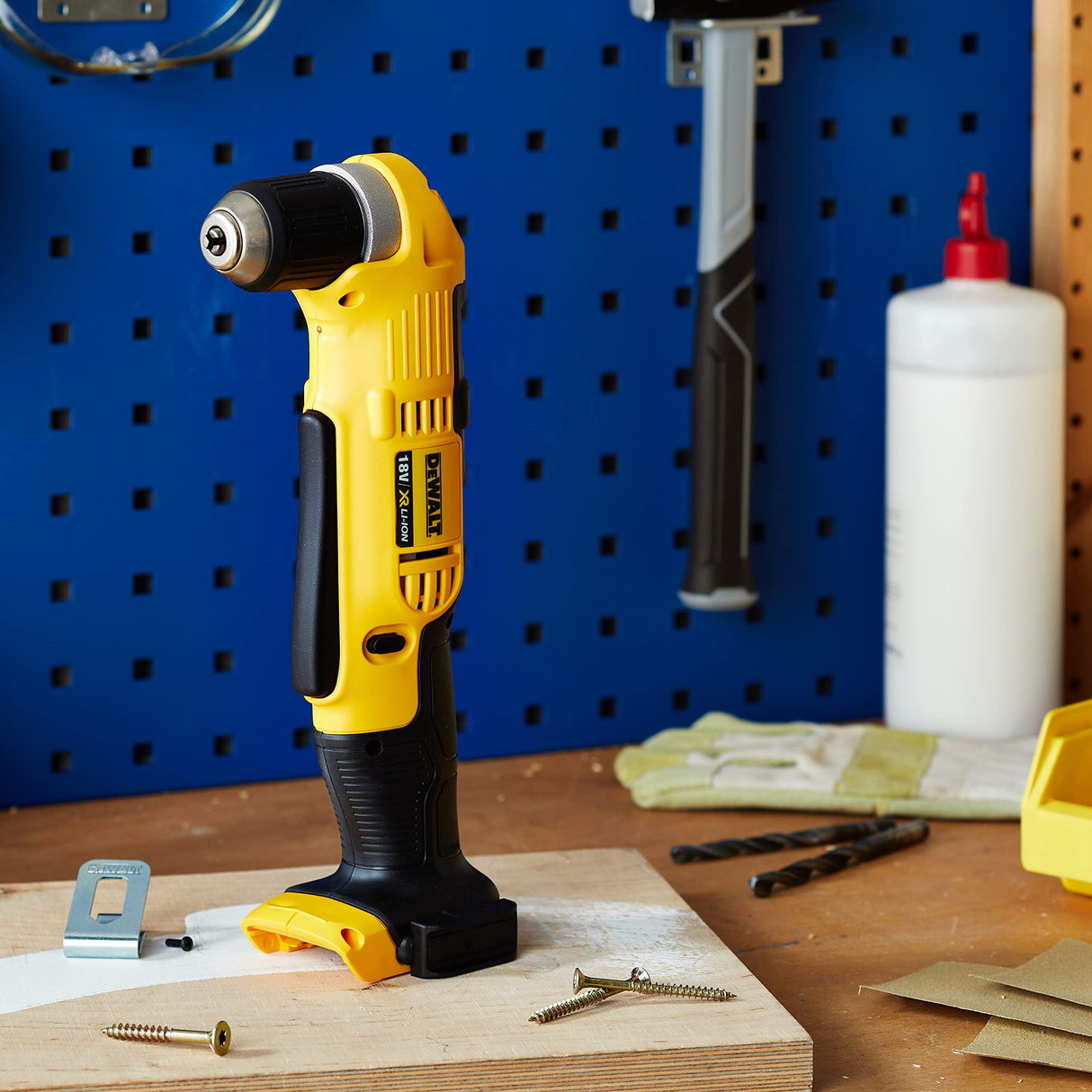 DEWALT Taladro de ángulo recto XR 18V con portabrocas y gancho para cinturón, DCD740N-XJ
