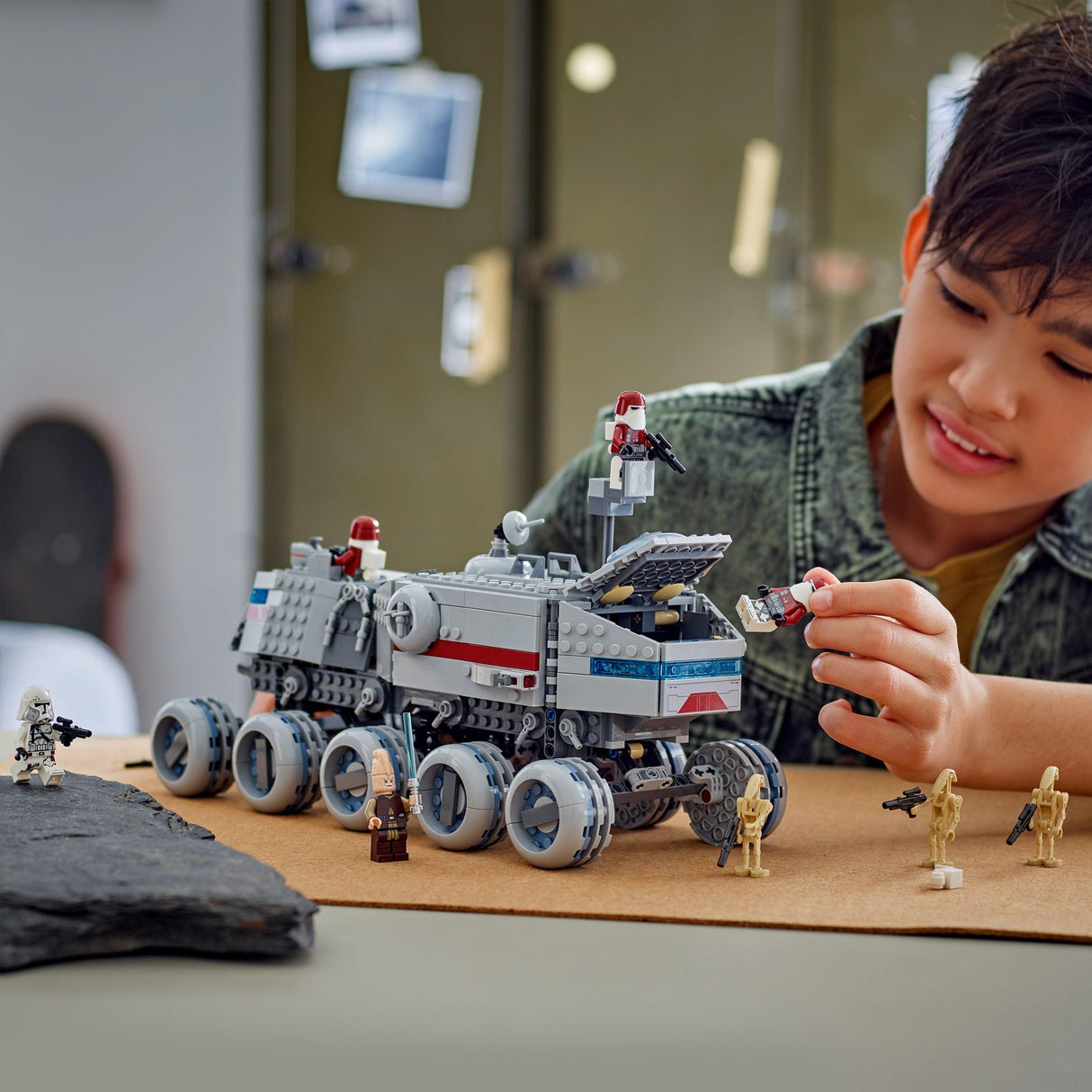 LEGO Star Wars 75413 Juggernaut de la República - Juguete de Construcción con 3 Figuras de Droides y 5 Minifiguras inc. Ki-Adi-Mundi con Espada Láser - Regalo para Niños de 9+ Años de Las Guerras Clon