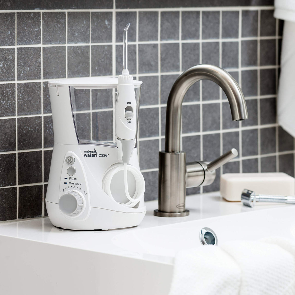 Waterpik Ultra Irrigador Dental Sobremesa Profesional con Agua a Presión y Sistema Avanzado de Control de Presión Mediante 10 Posiciones con 7 Boquillas, Eliminación de Placa Dental, Blanco (WP-660EU)