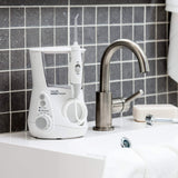 Waterpik Ultra Irrigador Dental Sobremesa Profesional con Agua a Presión y Sistema Avanzado de Control de Presión Mediante 10 Posiciones con 7 Boquillas, Eliminación de Placa Dental, Blanco (WP-660EU)