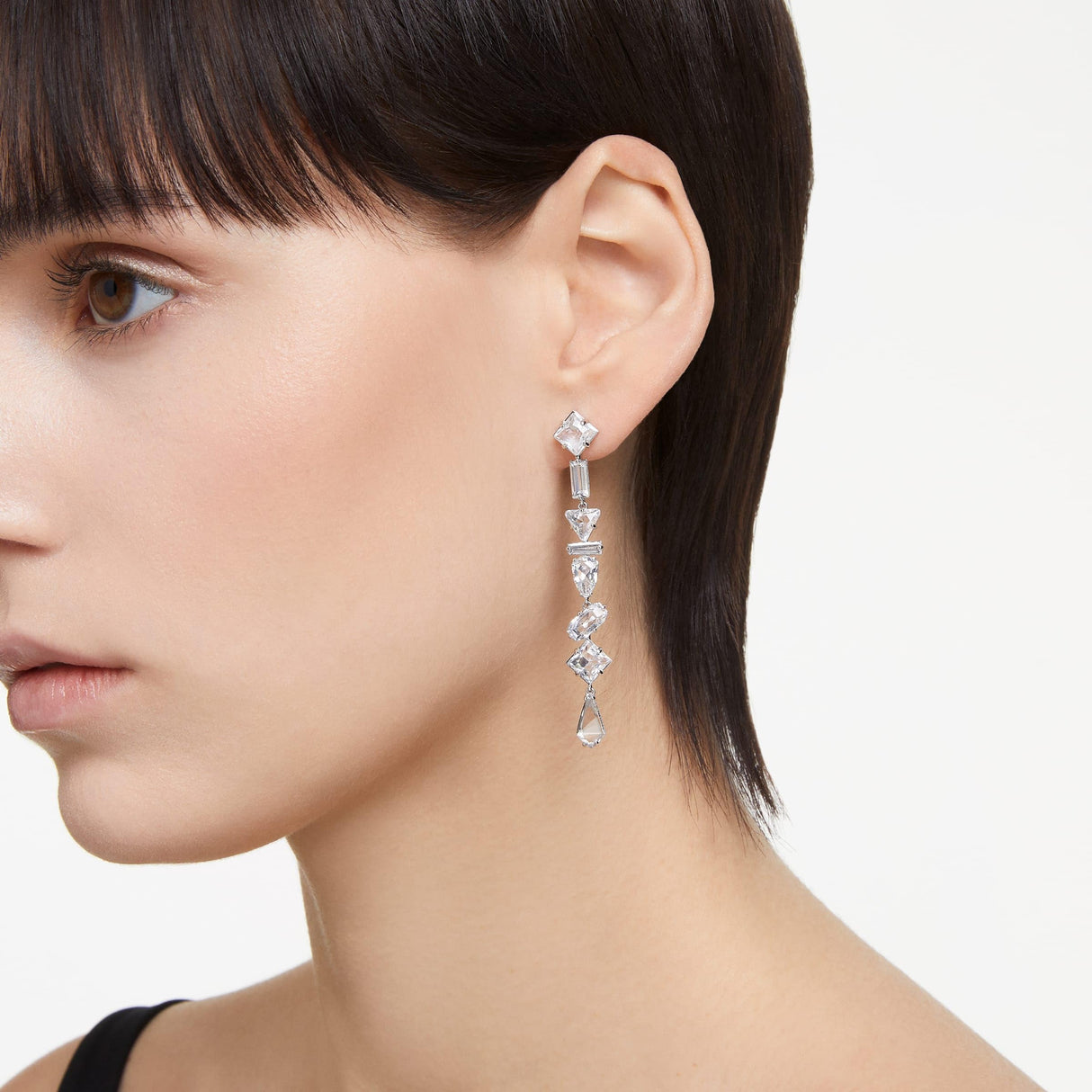 Swarovski Pendientes Mesmera, Diseño asimétrico, Tallas mixtas, Largos, Blancos, Baño de rodio