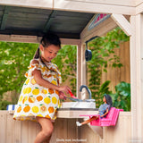 KidKraft Casita Infantil Barbie de Madera con Cocina de Juguete para Niños y Niñas, Casita de Juego para Exterior, Jardín o Patio con Tumbonas para Muñecas (P280192E), Exclusivo en Amazon