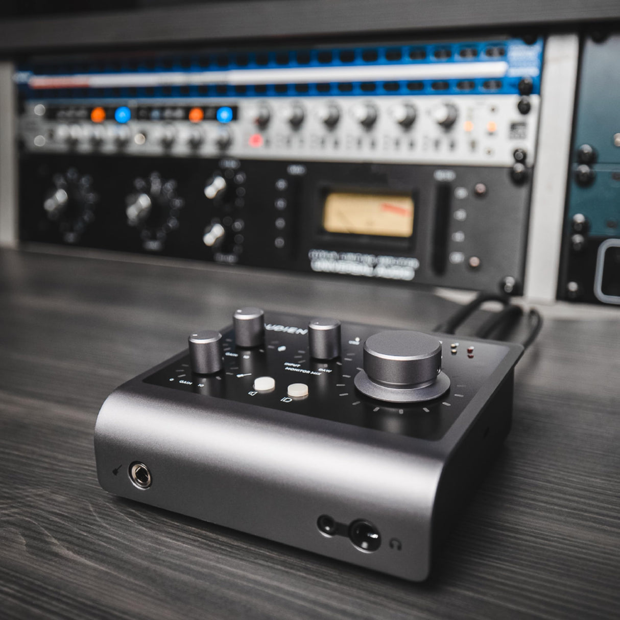 Interfaz de audio Audient iD4 MKII, Preamplificador de micrófono de consola clase A (USB-C de alta velocidad, mezcla de monitor y función de panorámica, compatible con Mac/PC/iOS), Negro