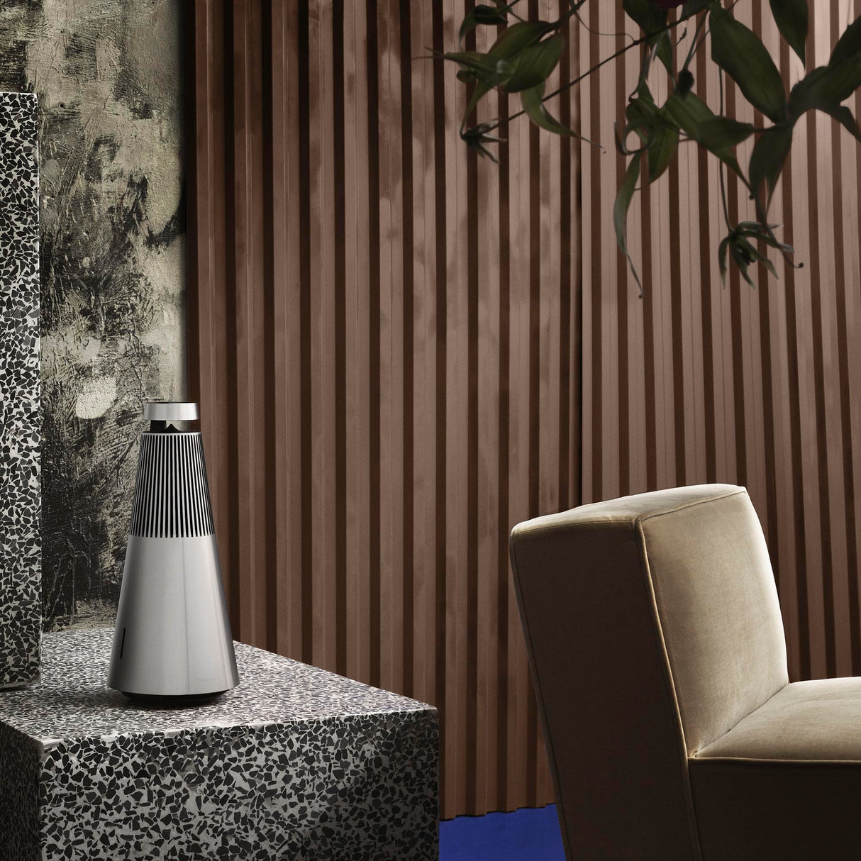 Bang & Olufsen Beosound 2 (3.ª Generación), Elegante y potente altavoz WiFi para el hogar con sonido envolvente de 360 grados, de pie o para estantería, Natural