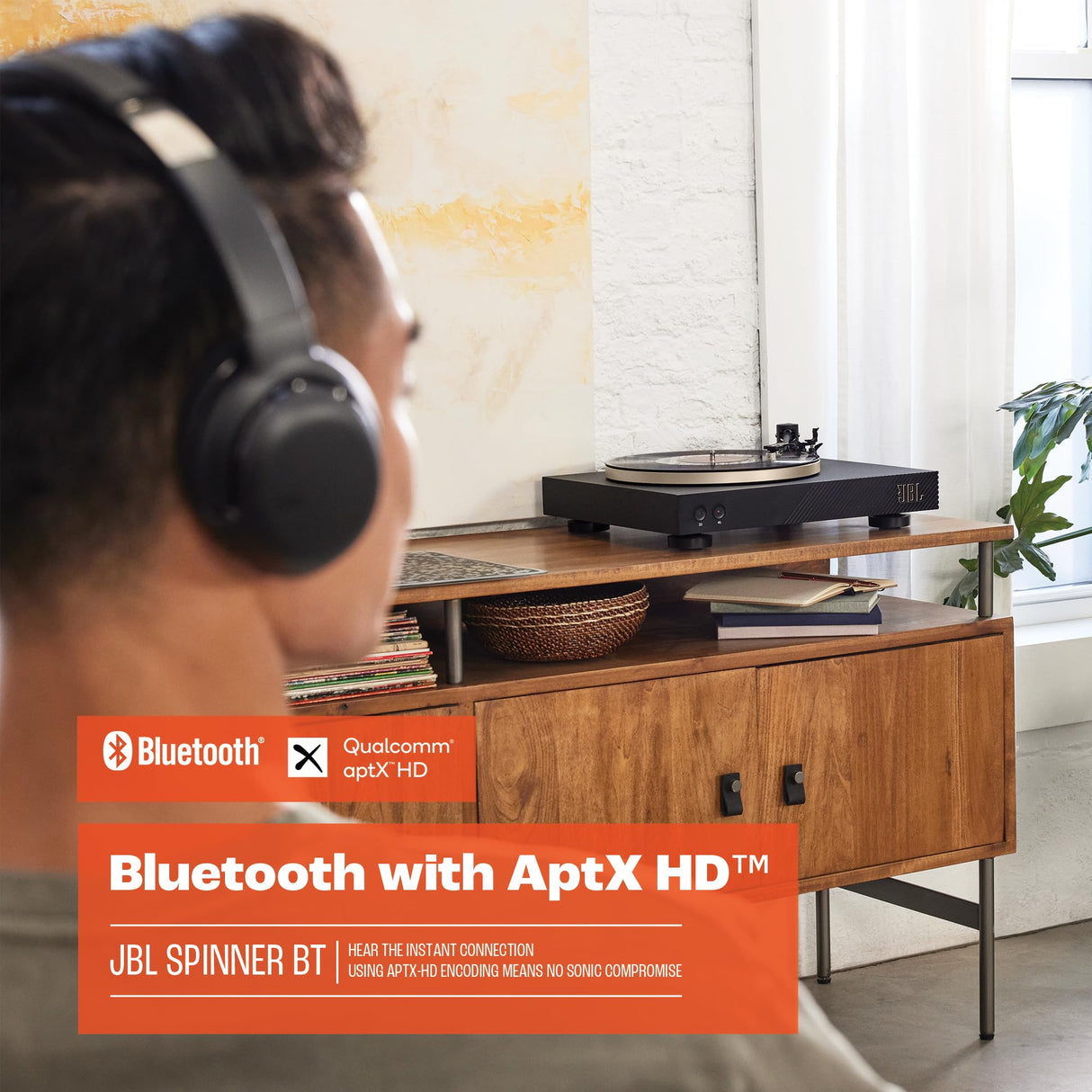 JBL Spinner BT, Tocadiscos Bluetooth con AptX-HD, cabezal extraíble, plato de aluminio y transmisión por correa, cartucho magnético móvil preinstalado, en negro y dorado