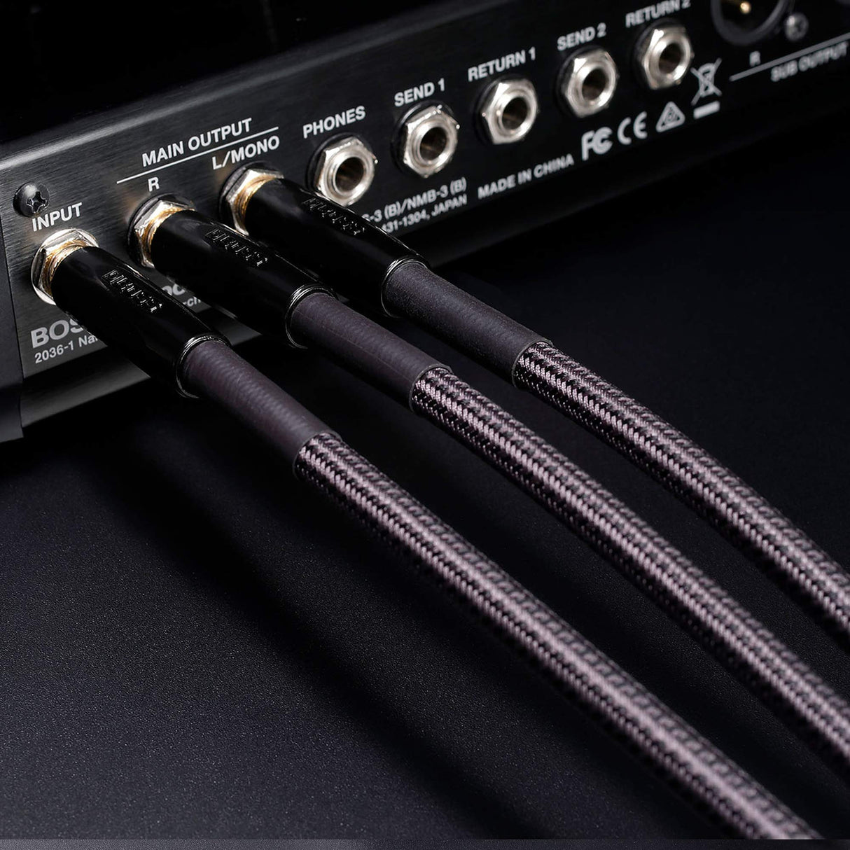 BOSS BIC-P18A Cable de instrumento con conectores de 1/4 de pulgada de recto a ángulo recto, 18ft / 5.5m