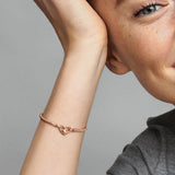 Pandora Moments Pulsera de cadena con tachuelas chapada en oro rosa de 14 quilates con cierre en forma de corazón, 18