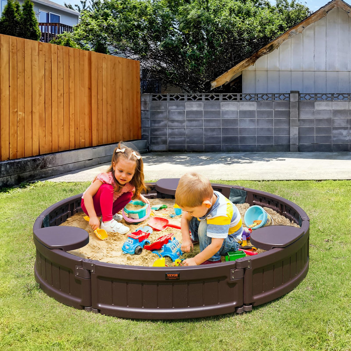 VEVOR Caja de Arena con Tapa Areno de HDPE Redondo de 120 x 23 cm con 3 Asientos en Las Esquinas y Revestimiento Inferior para Niños de 3 a 12 Años para Patio al Aire Libre, Playa, Parque, Marrón