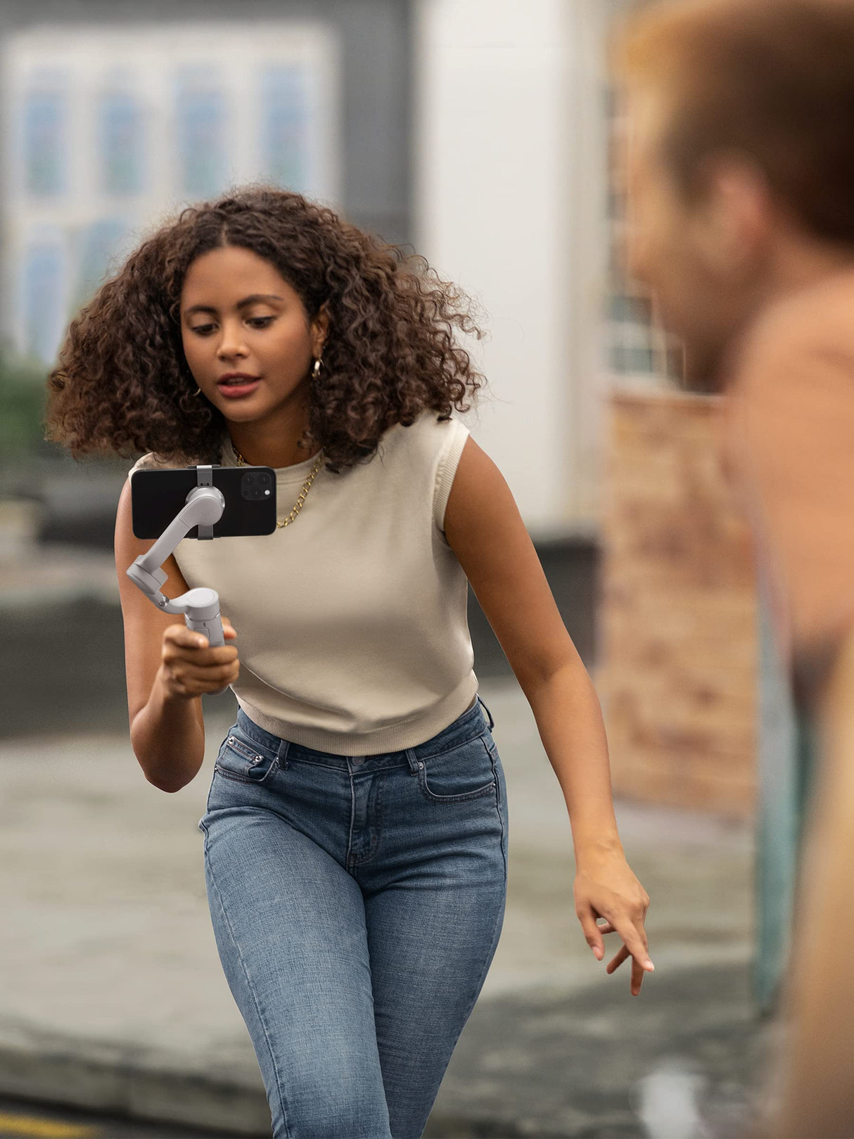 DJI Estabilizador de cardán para teléfonos inteligentes OM 5, de 3 ejes, barra de extensión integrada, portátil y plegable, para Android y iPhone con guías de disparo, gris