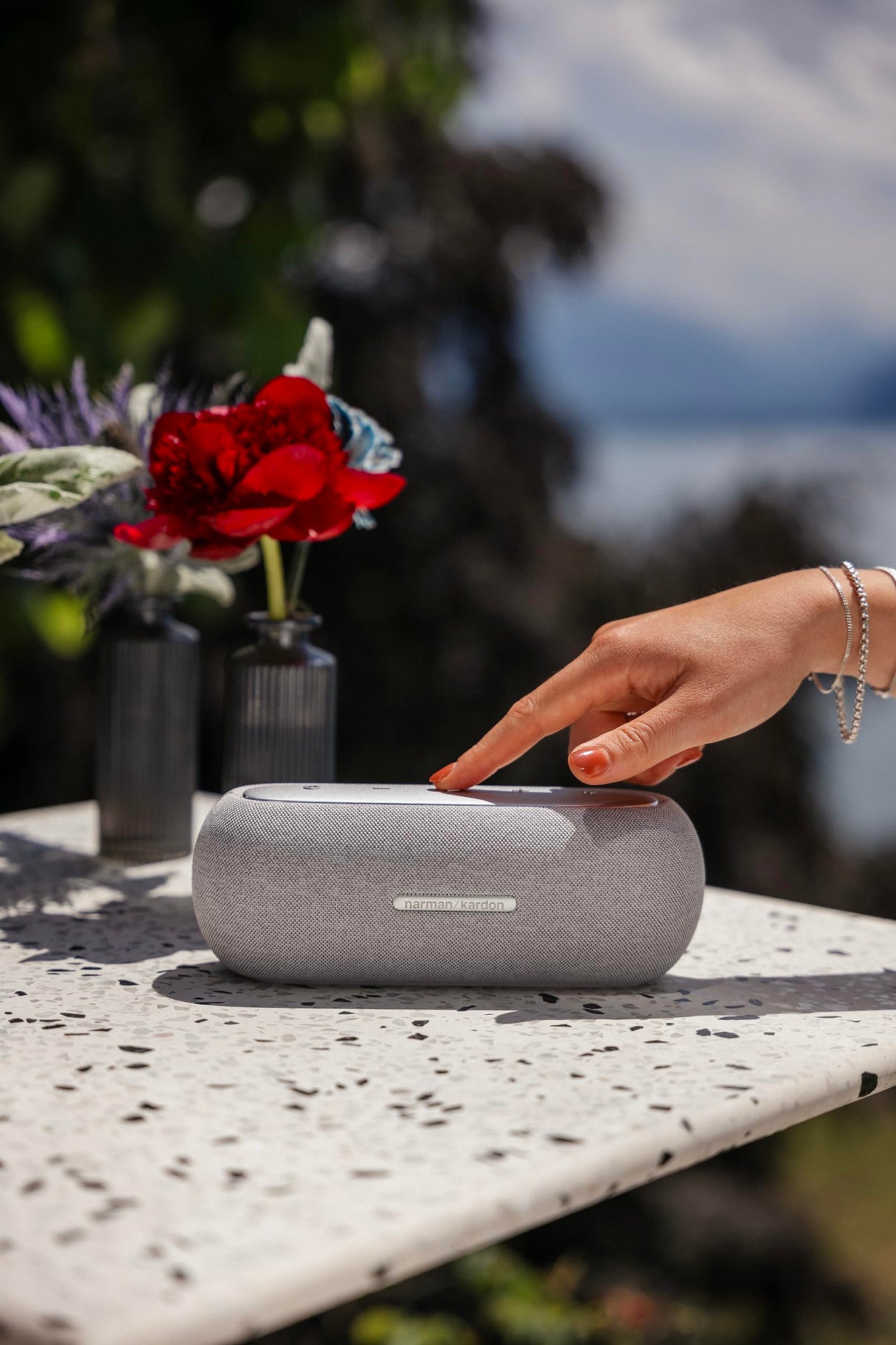 Harman Kardon Luna, Altavoz portátil, Resistente al Agua y al Polvo, con diseño Elegante, tecnología Bluetooth, Puerto USB y duración de batería de hasta 12 hrs, Gris