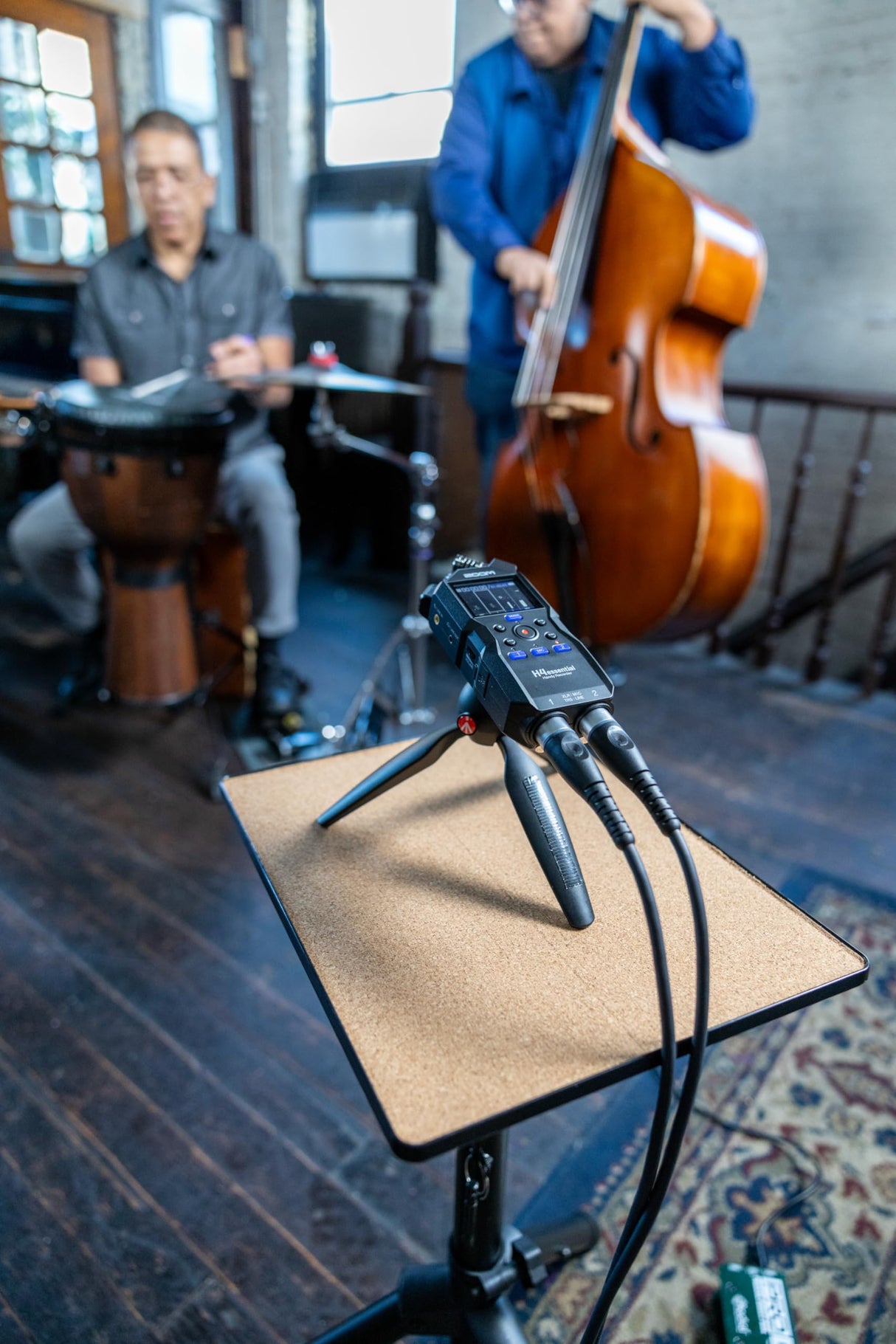 Zoom H4essential Grabadora 4 pistas (2024 Model, Essential Series) 32-Bit con coma flotante, accesibilidad, micros estéreo, 2 entradas XLR/TRS, interface de audio USB, para músicos, podcasters y más