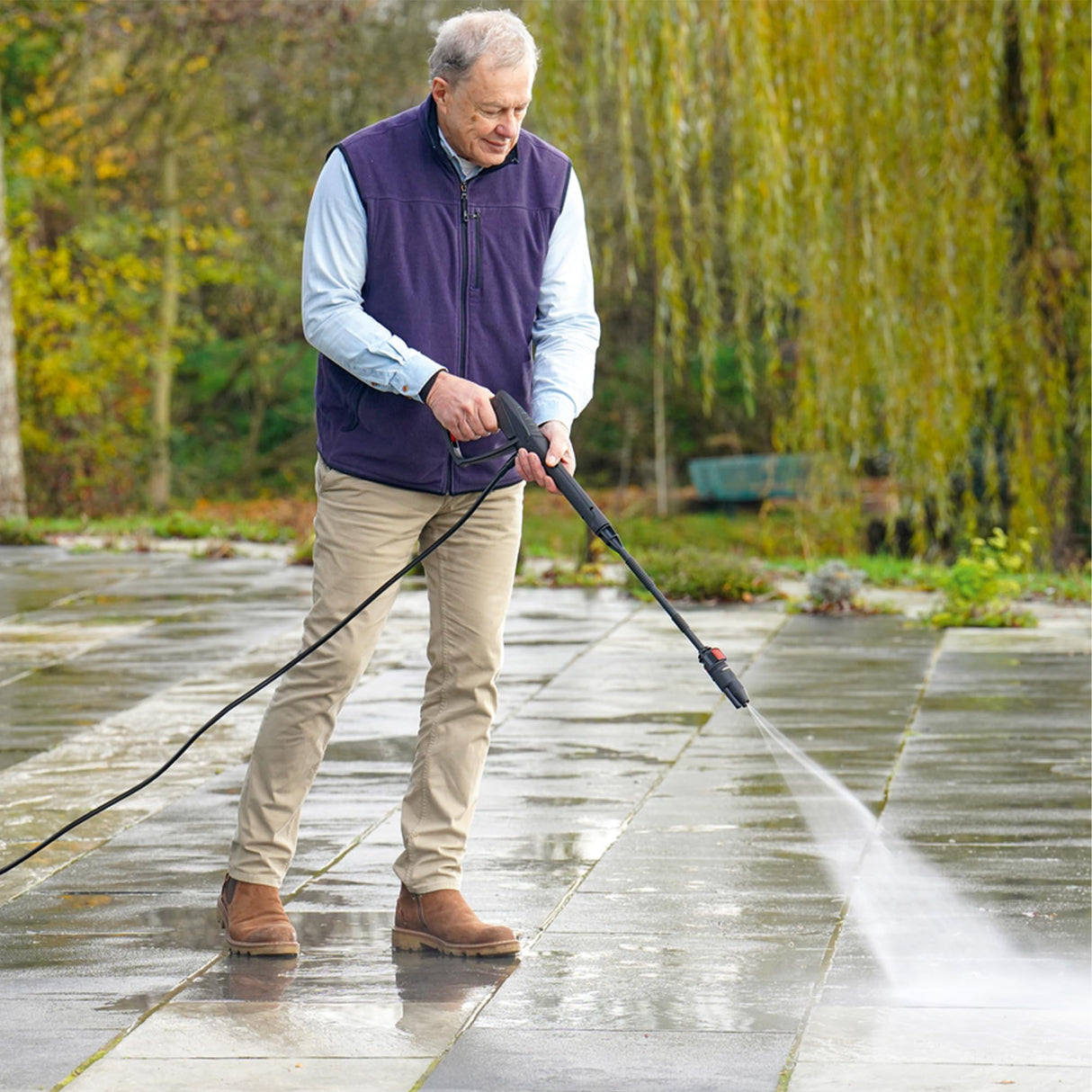 Bosch Juego de limpiadora de alta presión móvil y a batería UniversalAquatak 36V-100(para limpiar en casa o fuera; sistema de 36 voltios;hasta 45min de funcionamiento,kit de autosucción;sin batería)