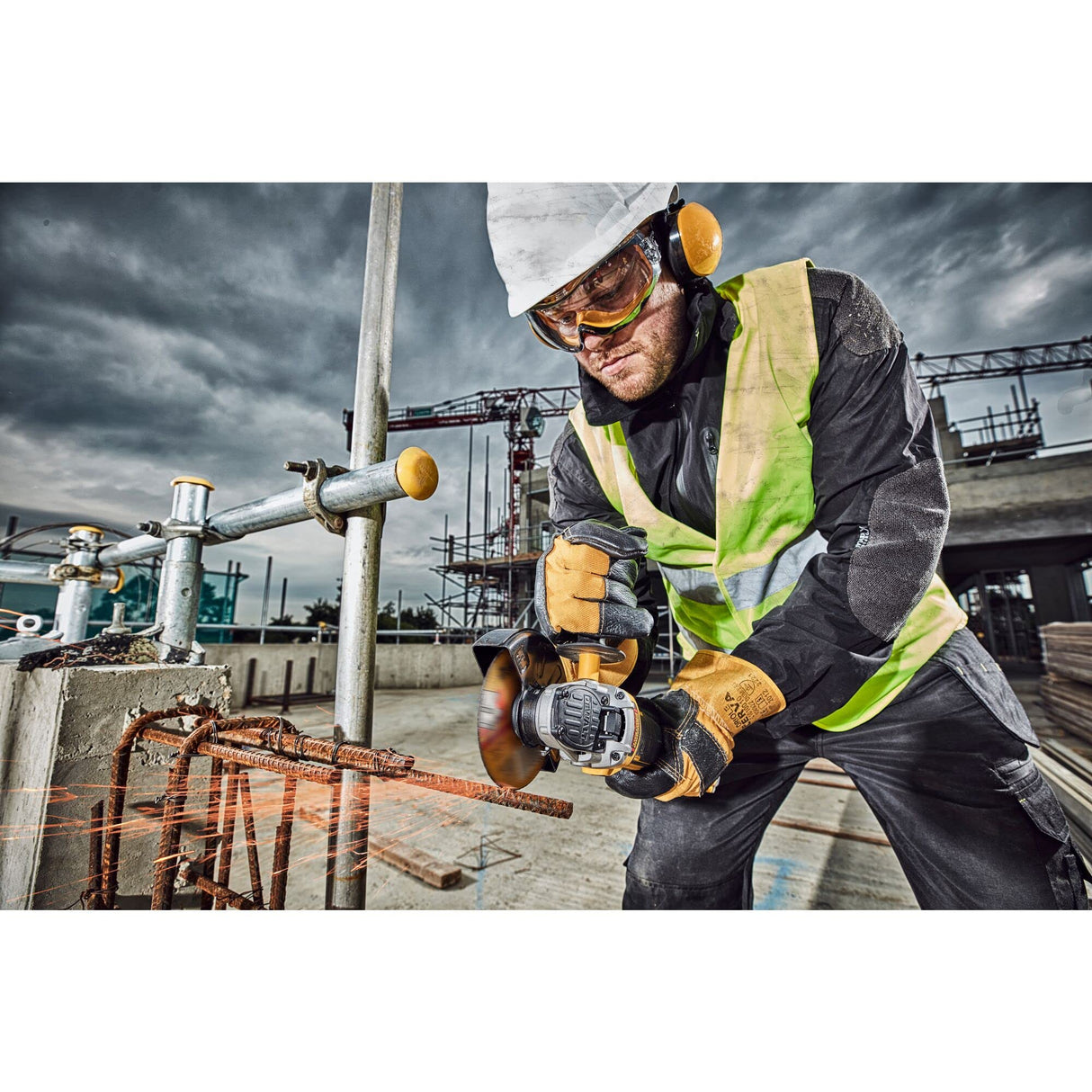 DEWALT DCG406N-XJ, Mini-Amoladora sin escobillas XR 18V 5Ah Li-Ion, Ø125mm, Interruptor Hombre-Muerto, Arranque Suave, Freno, Embrague,Mango lateral de 2 posiciones, Sin cargador/batería