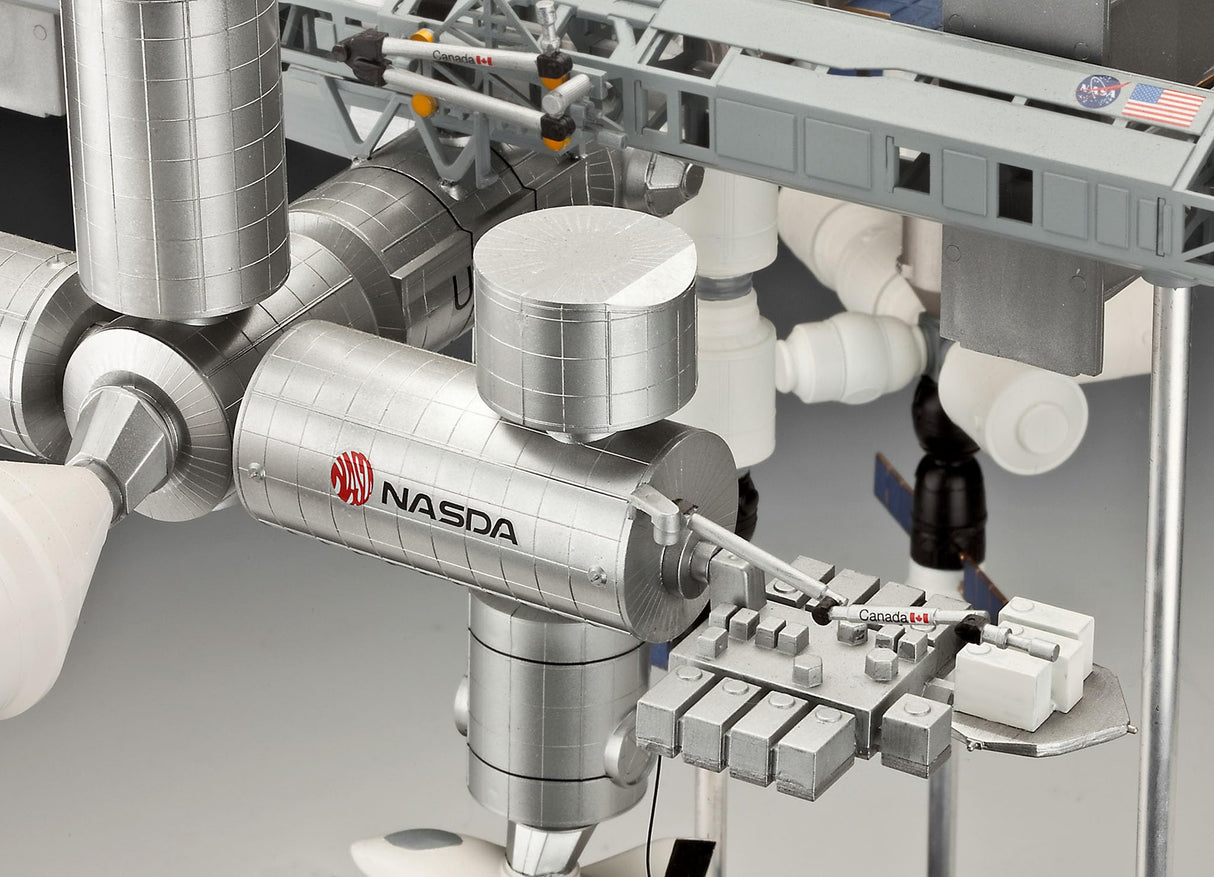 Revell Maqueta de construcción I Set de Regalo 25th Anniversary ISS Platinum Edition I INT. Estación Espacial I 250 Piezas I Escala 1:144 I para niños y Adultos a Partir de 13 años