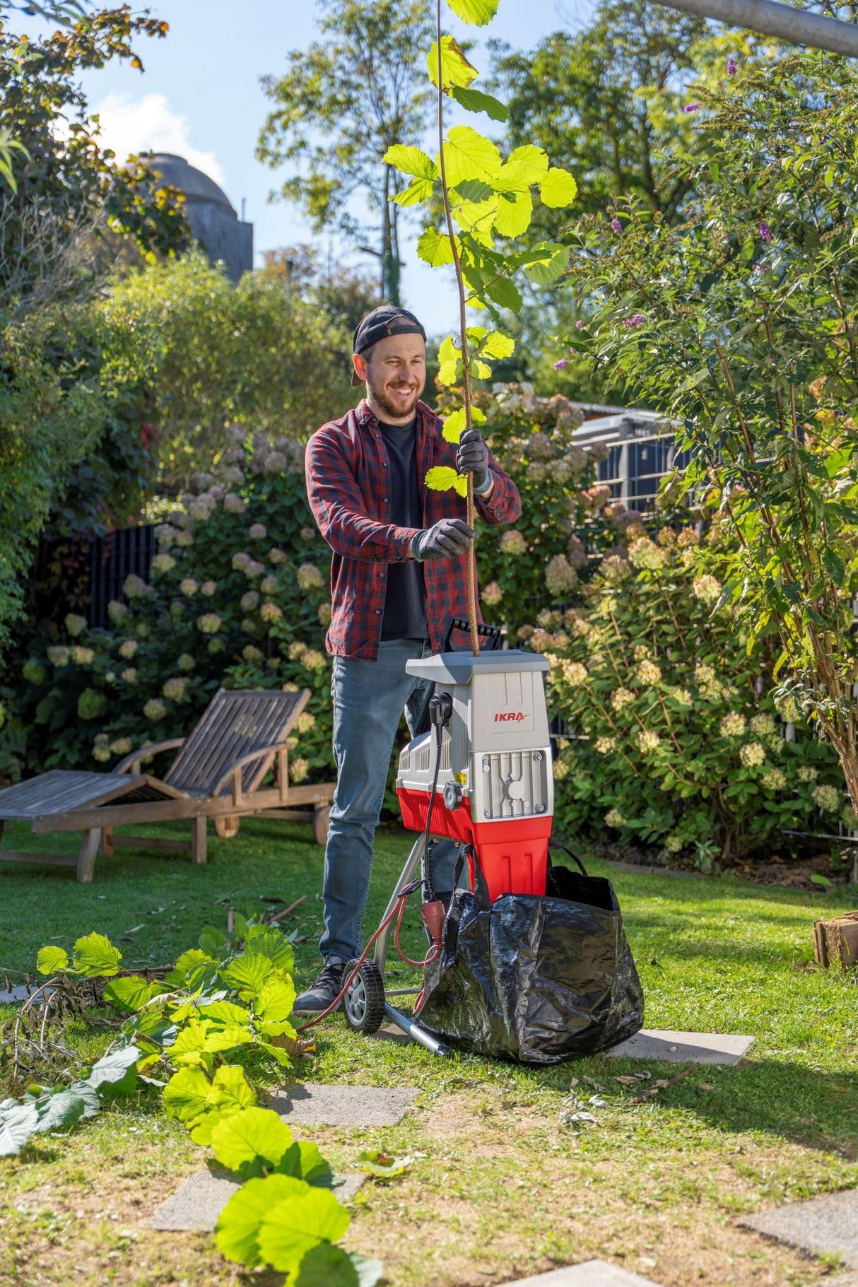 IKRA trituradora eléctrica de jardín ILH 3000 S, potente 3000 W, grosor de ramas de hasta 44 mm, incl. bolsa colectora de 45 l