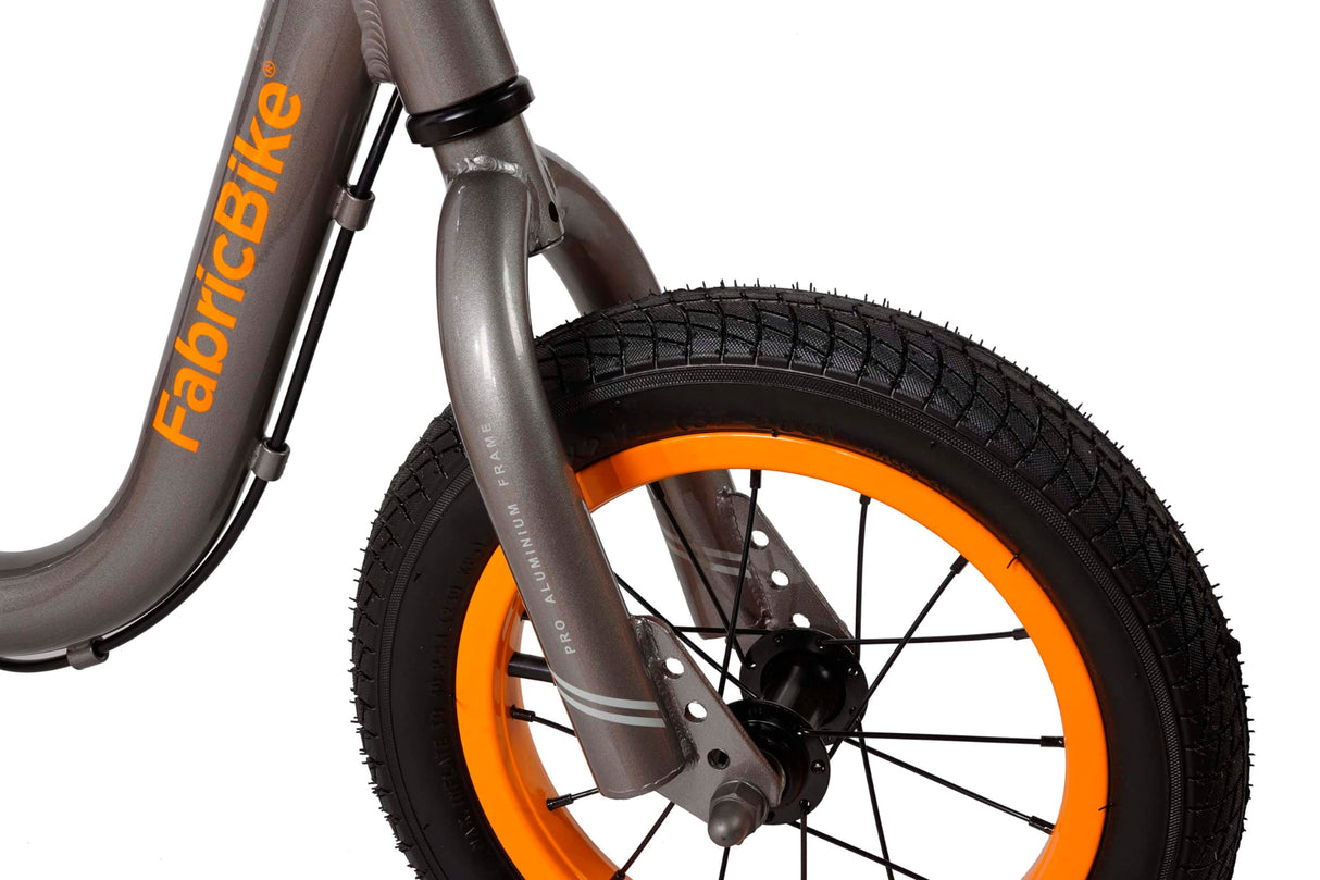 FabricBike Mini 12" - Bicicleta sin Pedales para niños, 18 Meses - 3 años. Bici Ultraligera de Aprendizaje con Manillar y Sillín Ajustables. (Mini Pro Graphite & Orange)