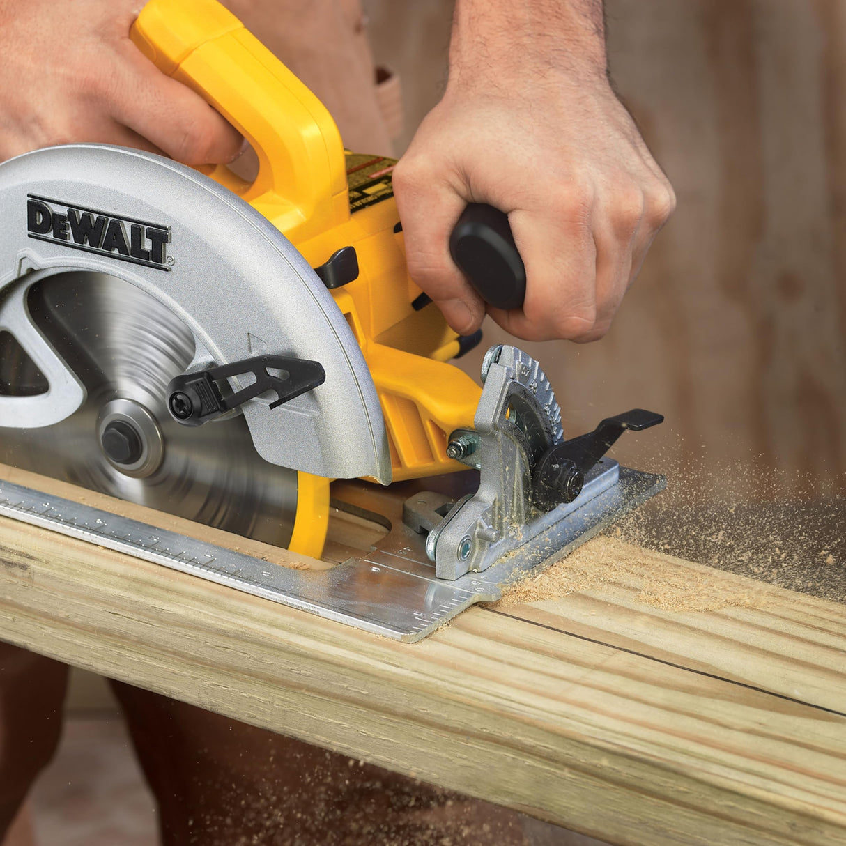 DEWALT DWE575K-QS - Sierra Circular 1600W, Profundidad de corte 67mm, Cuchilla de 190mm, Velocidad 5200 rpm, Diámetro de cuchilla 30 mm, Maletín Incluido