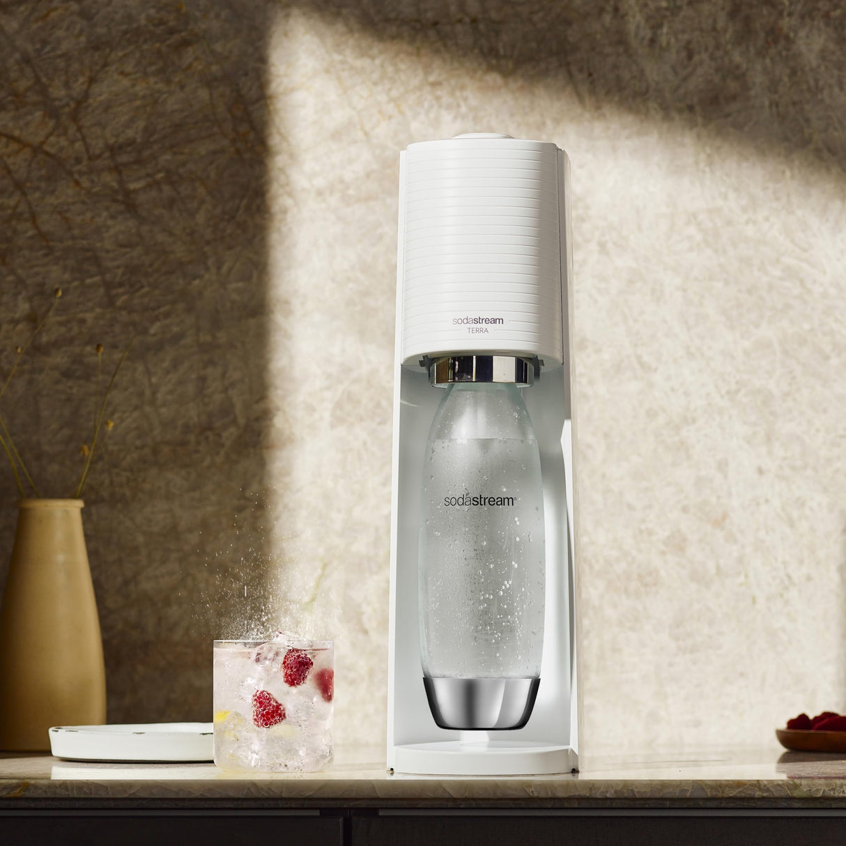 Sodastream Terra - Máquina de agua con gas y soda | Pack 1 botella de 1 l, acabado de acero inoxidable, compatible con lavavajillas + 1 recarga de gas de 60 l para clips, color blanco