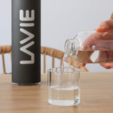 LaVie PURE es un Innovador Purificador de Agua con luz UVA que funciona Sin Consumibles. Transforme su Agua del Grifo en Agua Pura y Deliciosa en 15 minutos. Capacidad 1 L