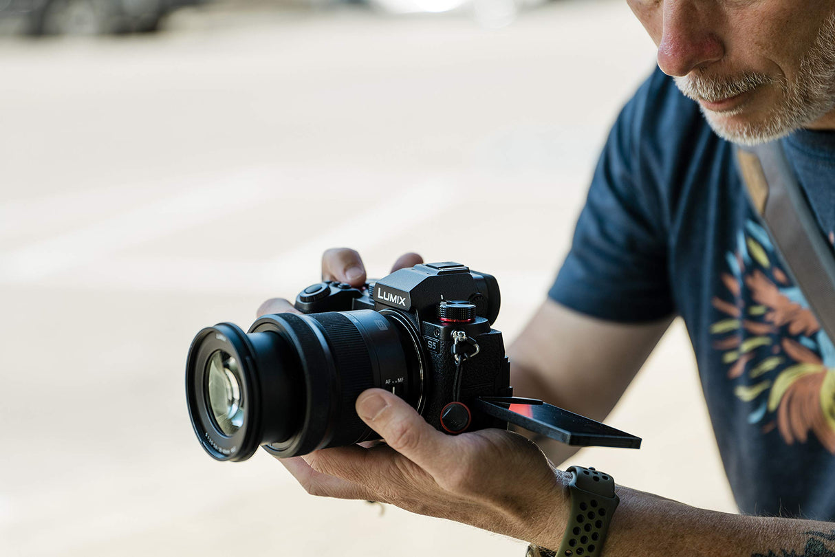 Panasonic LUMIX DC-S5 S5 Cuerpo de cámara sin Espejo de Marco Completo, grabación de Video 4K 60P con Pantalla abatible y Wi-Fi, Lente de 20-60 mm, 5 Ejes Dual I.S, (Negro), más batería Adicional