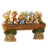 Disney Traditions, Figura de los 7 enanitos de "Blancanieves" yendo a trabajar, para coleccionar, Enesco, 35.6 x 8.9 x 21 cm, Multicolor