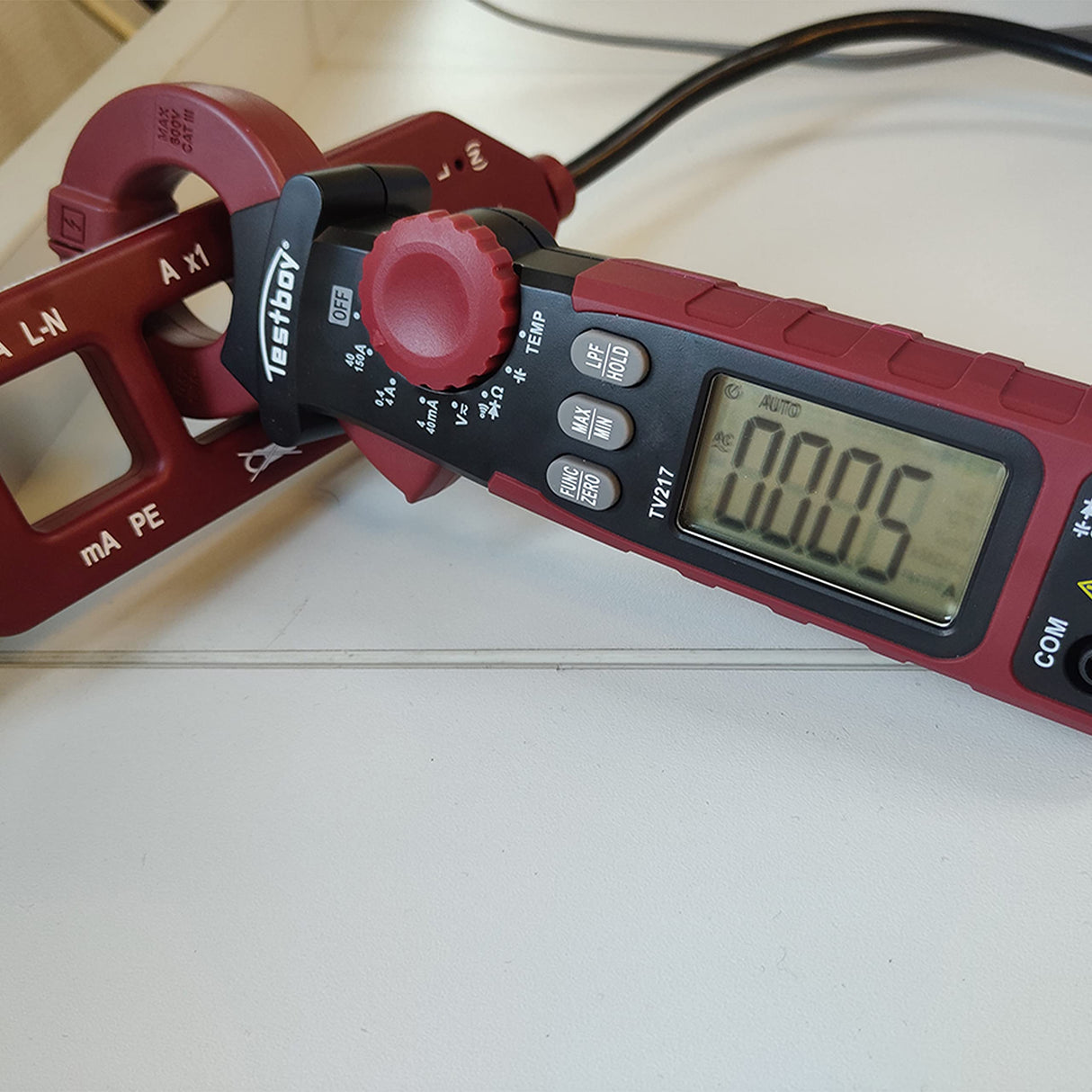 Testboy TV 217 pinza amperimétrica para la detección de fugas, CAT III 600 V (pantalla digital de fácil lectura, modo de filtro de paso bajo, verdadero valor eficaz, T-RMS, señal acústica), rojo/negro