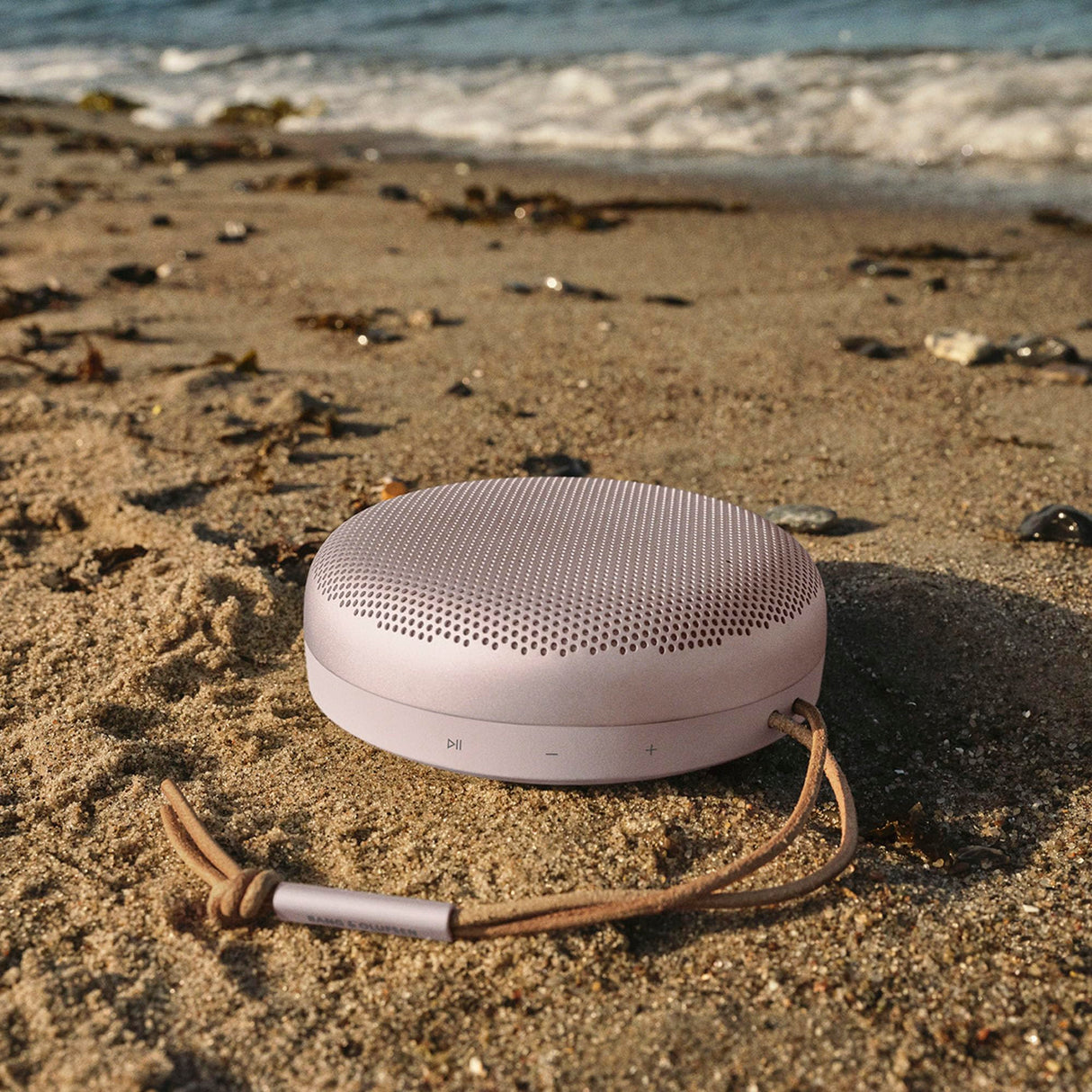Bang & Olufsen Beosound A1 (2.ª Gen) Altavoz Bluetooth Inalámbrico Portátil Resistente al Agua y al Polvo con Sonido de 360 Grados, Alexa y Speakerphone, Hasta 18 horas de Batería Pink