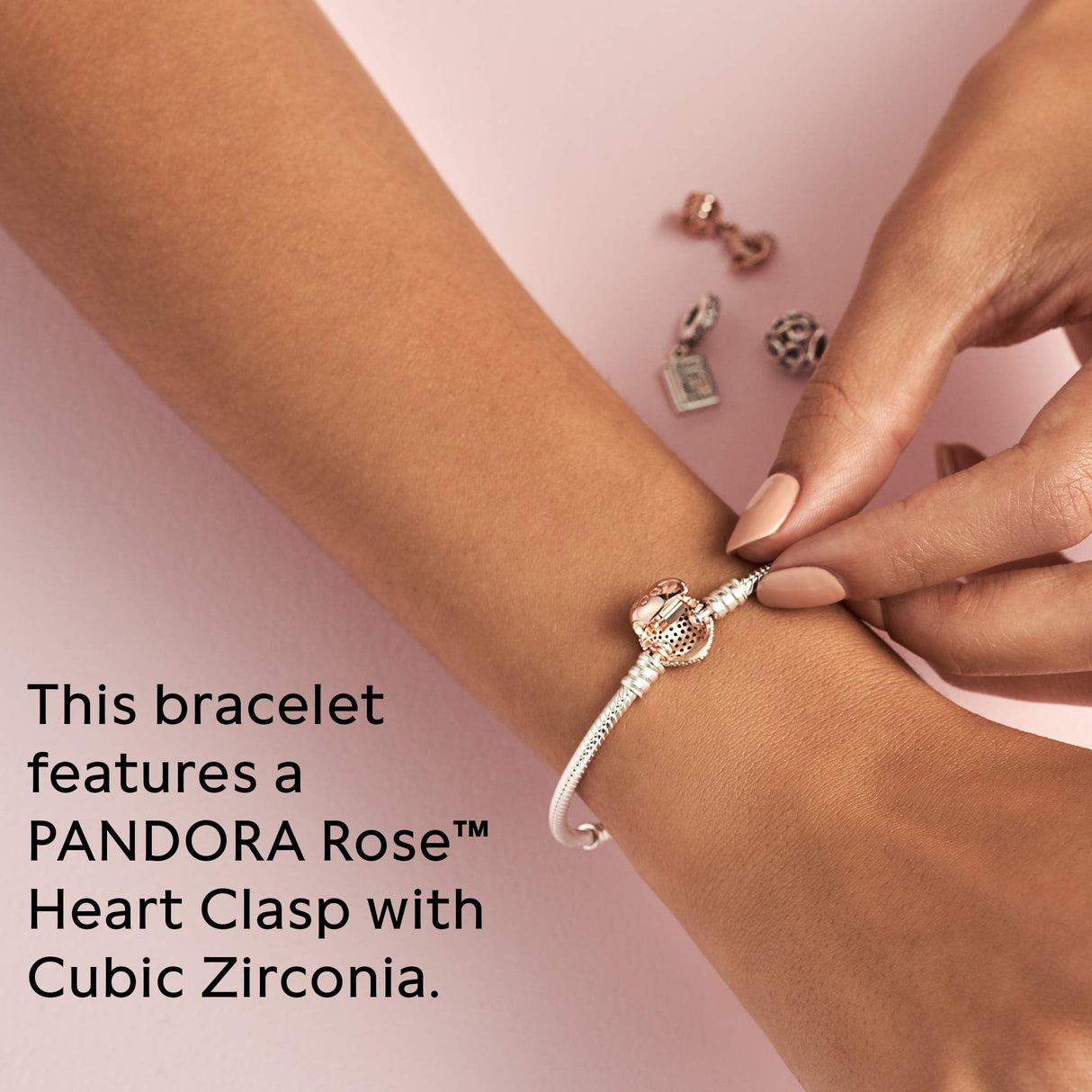 Pandora Icons Pulsera de plata con cadena de serpiente con cierre de corazón chapada en oro rosa de 14 quilates y circonitas cúbicas transparentes, 19