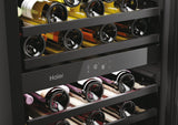 Haier Wine Bank 60 Series 6 HAKWBD 60 Vinoteca de integración de 44 botellas, 2 Zonas, Estantes de madera, Filtro Anti-UV, Refrigeración por Compresor, Display Digital, Iluminación LED, 38 dbA Negra