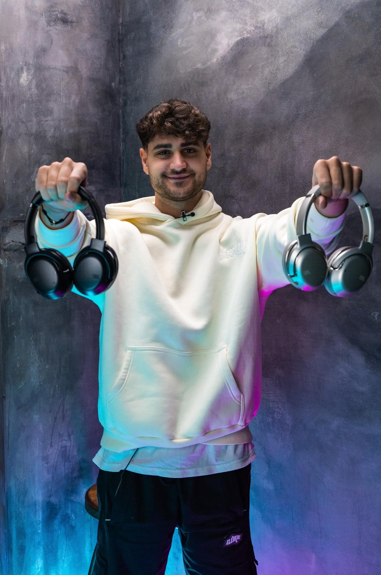 JBL Tour One M2, Auriculares Over Ear inalámbricos con tecnología híbrida True Adaptive ANC y hasta 50 horas de autonomía, en negro