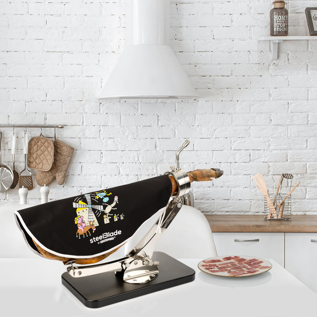 steelBlade - Jamonero Sublim Articulado Giratorio 360º Acero Inoxidable con Ventosa de sujeción + Cubre jamón Kukuxumusu - Soporte Jamonero Fabricado en España