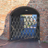 VEVOR Barrera de Seguridad Extensible Plegable Individual 1,7 x 1,26 m Valla de Escalera de Acero Enrollable 360° Puerta de Tijera o Puerta con candado, para el sótano del hogar, Garaje, Negro