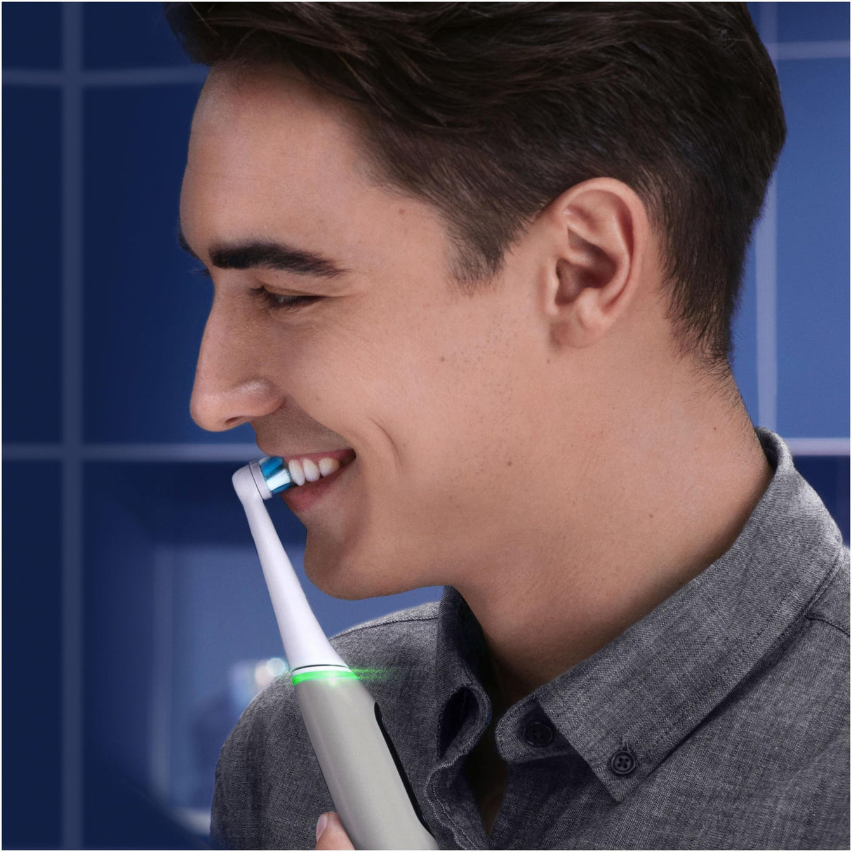 Oral-B iO Series 6 - Cepillo de dientes eléctrico, 2 cabezales de cepillo, 5 modos de cepillado para el cuidado dental, regalo de San Valentín para él o ella, pantalla y estuche de viaje, diseñado por