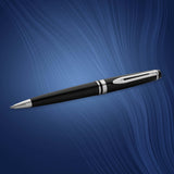 Waterman Expert bolígrafo, color negro brillante con adorno cromado, punta media con cartucho de tinta azul, estuche de regalo